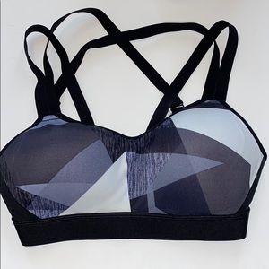 Sports bra with clasps
